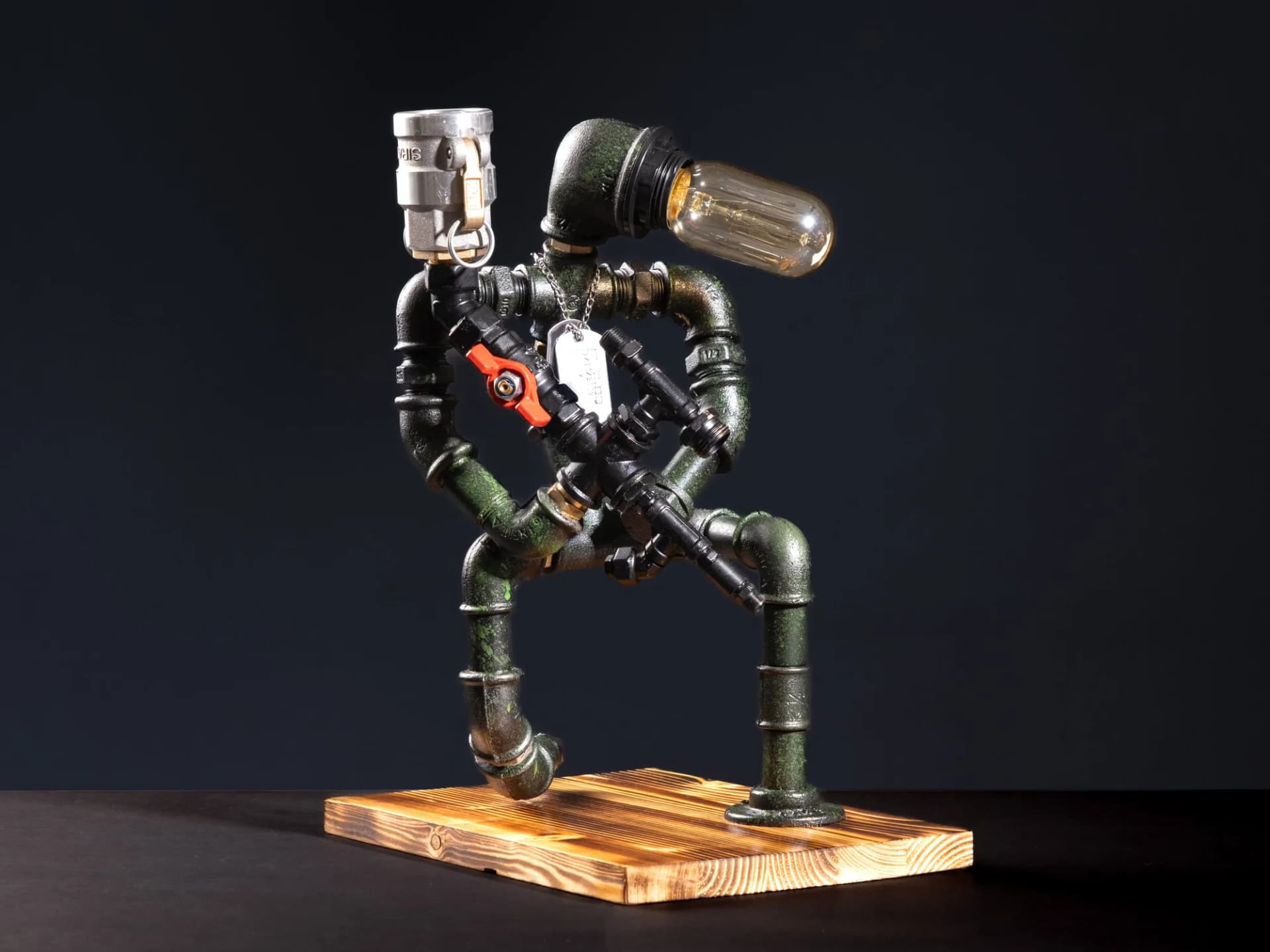 Sniper Lampenser. Hem içki musluğu hem de gece lambası olarak kullanabileceğiniz askeri olarak figürize edilmiş el yapımı ahşap tabanlı hediyelik ürün. Aynı günde teslimat imkanı